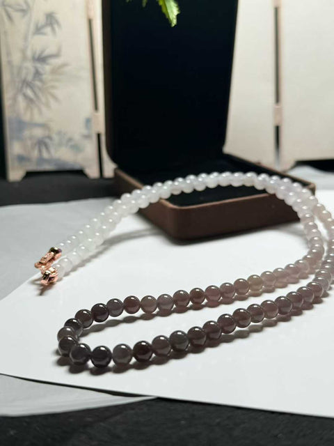 "Pelukan ungu berasap, aroma bak giok" Kalung panjang giok Hetian gradien, setiap butir berkilau dan tembus cahaya. Ukuran: sekitar 6mm. Harga sudah termasuk ongkos kirim dan pajak.
