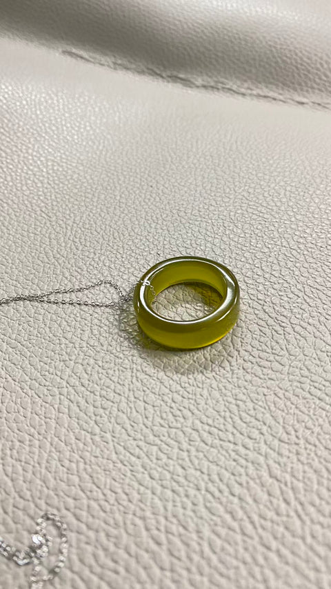Melingkari Kebahagiaan: Liontin tulang selangka giok Xiuyan alami yang indah, melambangkan kekayaan berlimpah. Dimensi: 19 x 7,5 mm, perak 925. Harga sudah termasuk ongkos kirim dan pajak.