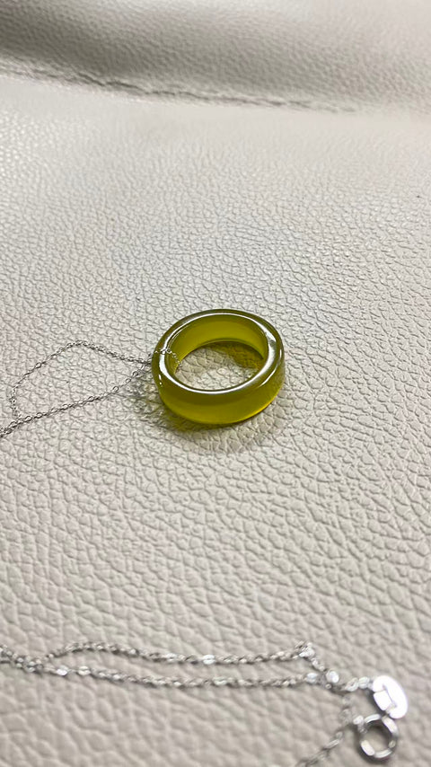 Melingkari Kebahagiaan: Liontin tulang selangka giok Xiuyan alami yang indah, melambangkan kekayaan berlimpah. Dimensi: 19 x 7,5 mm, perak 925. Harga sudah termasuk ongkos kirim dan pajak.