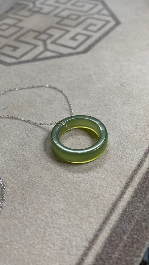 Melingkari Kebahagiaan: Liontin tulang selangka giok Xiuyan alami yang indah, melambangkan kekayaan berlimpah. Dimensi: 18,2 x 5,6 mm, perak 925. Harga sudah termasuk ongkos kirim dan pajak.