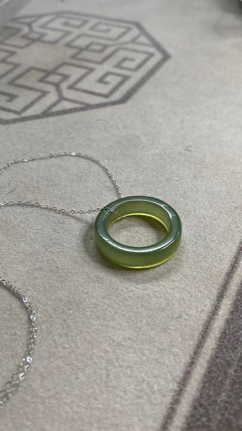 Melingkari Kebahagiaan: Liontin tulang selangka giok Xiuyan alami yang indah, melambangkan kekayaan berlimpah. Dimensi: 18,2 x 5,6 mm, perak 925. Harga sudah termasuk ongkos kirim dan pajak.
