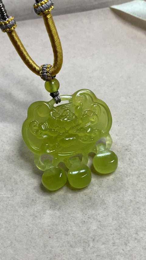Kedamaian dan Kemakmuran: Liontin giok Xiuyan dan emas yang indah, alami dan tanpa sambungan, emas berkilauan, dimensi: 39 x 42 mm, termasuk ongkos kirim dan pajak.