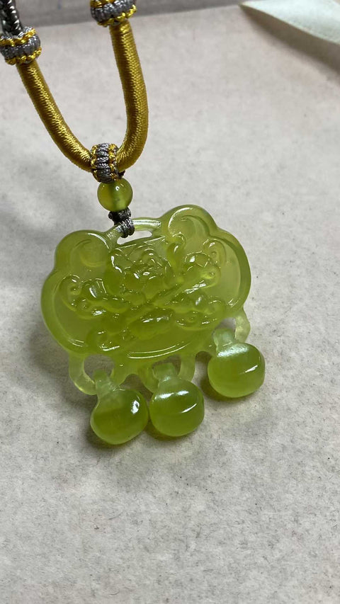 Kedamaian dan Kemakmuran: Liontin giok Xiuyan dan emas yang indah, alami dan tanpa sambungan, emas berkilauan, dimensi: 39 x 42 mm, termasuk ongkos kirim dan pajak.