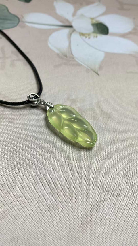 Ranting Emas dan Daun Giok: Liontin giok Xiuyan yang indah dengan warna madu seperti es, dimensi: 33 x 17 mm, termasuk ongkos kirim dan pajak.