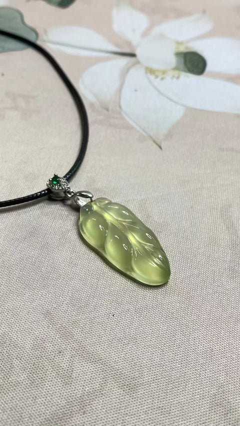 Ranting Emas dan Daun Giok: Liontin giok Xiuyan yang indah dengan warna madu seperti es, dimensi: 33 x 17 mm, termasuk ongkos kirim dan pajak.