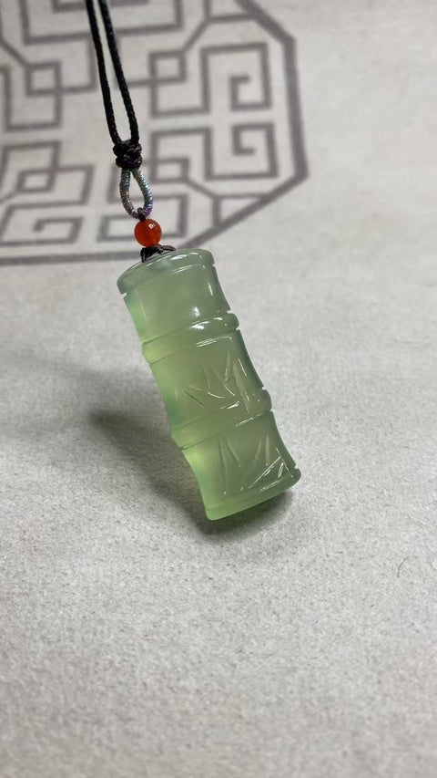 Bambu Membawa Kedamaian: Liontin Giok Xiuyan yang Indah - Ruas Bambu, melambangkan kemajuan dan kedamaian yang berkelanjutan. Ukuran: 42,7 x 17 mm. Harga sudah termasuk ongkos kirim dan pajak.
