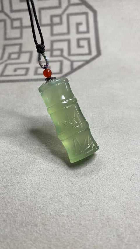 Bambu Membawa Kedamaian: Liontin Giok Xiuyan yang Indah - Ruas Bambu, melambangkan kemajuan dan kedamaian yang berkelanjutan. Ukuran: 42,7 x 17 mm. Harga sudah termasuk ongkos kirim dan pajak.