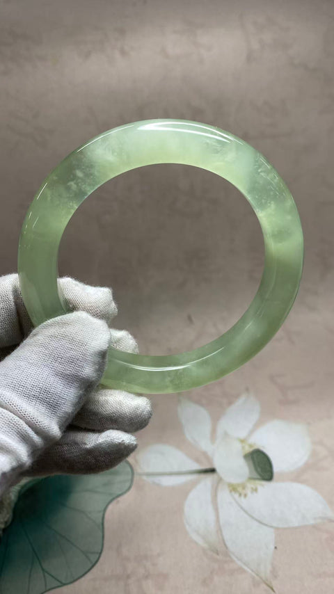 Gelang batu giok Xiuyan motif bunga es alami yang indah, diameter dalam: 62mm, lebar tepi: 11mm. Semua batu terbentuk secara alami. Harga sudah termasuk ongkos kirim dan pajak.