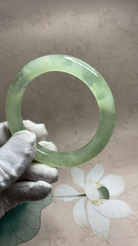 Gelang batu giok Xiuyan motif bunga es alami yang indah, diameter dalam: 62mm, lebar tepi: 11mm. Semua batu terbentuk secara alami. Harga sudah termasuk ongkos kirim dan pajak.