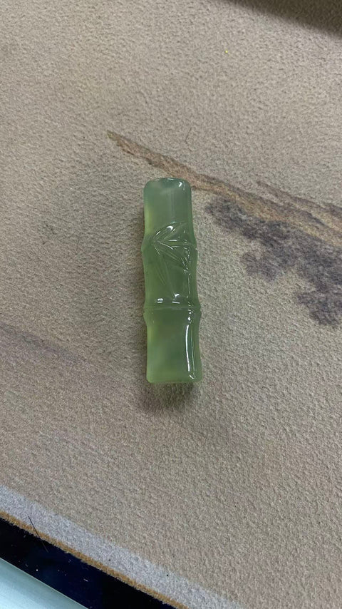 Bambu Membawa Kedamaian: Liontin giok Xiuyan yang indah—potongan bambu 🎍, melambangkan kemajuan dan kedamaian yang berkelanjutan. Spesifikasi: 52 x 14,7 mm. Termasuk ongkos kirim dan pajak.