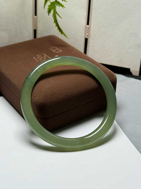 Gelang giok Hetian, warna hijau danau, ukuran sekitar 58×6,8×7,8 mm. Semua batu terbentuk secara alami. Harga sudah termasuk ongkos kirim dan pajak.