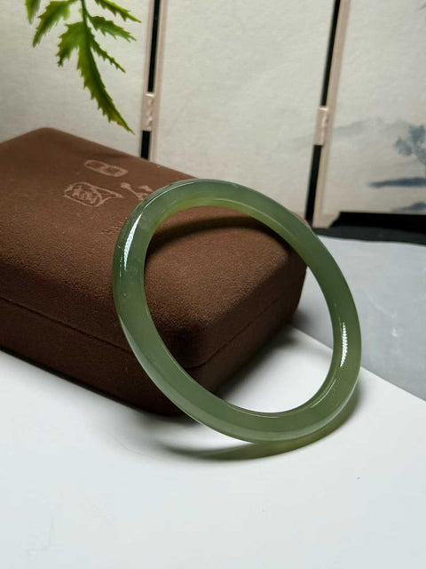 Gelang giok Hetian, warna hijau danau, ukuran sekitar 58×6,8×7,8 mm. Semua batu terbentuk secara alami. Harga sudah termasuk ongkos kirim dan pajak.