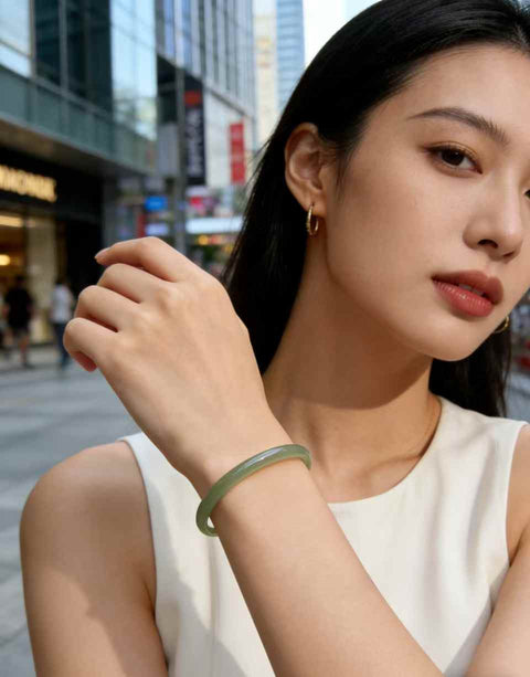 Gelang giok Hetian, warna hijau danau, ukuran sekitar 58×6,8×7,8 mm. Semua batu terbentuk secara alami. Harga sudah termasuk ongkos kirim dan pajak.
