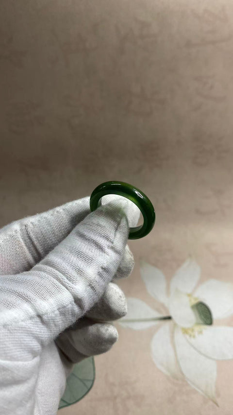 Cincin giok Xiuyan yang indah, warna hijau pekat, diameter dalam 21mm, harga sudah termasuk ongkos kirim dan pajak.