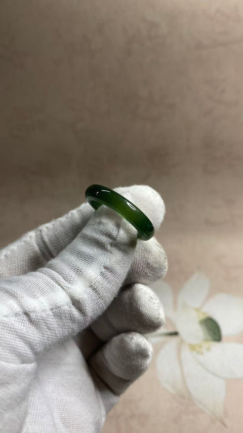 Cincin giok Xiuyan yang indah, warna hijau pekat, diameter dalam 21mm, harga sudah termasuk ongkos kirim dan pajak.