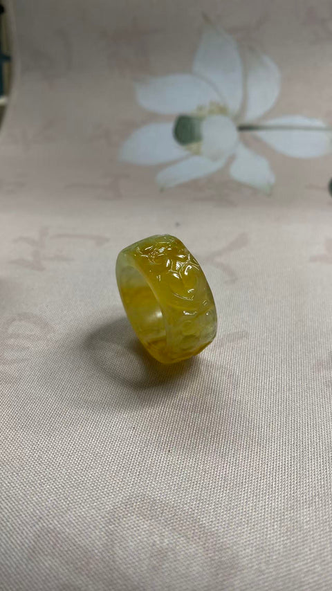 Cincin: Cincin ukiran giok Xiuyan yang indah, menampilkan awan keberuntungan, melambangkan kedamaian, kekayaan, dan kesempurnaan, melingkupi kebahagiaan. Ukuran: 20 mm. Harga sudah termasuk ongkos kirim dan pajak.