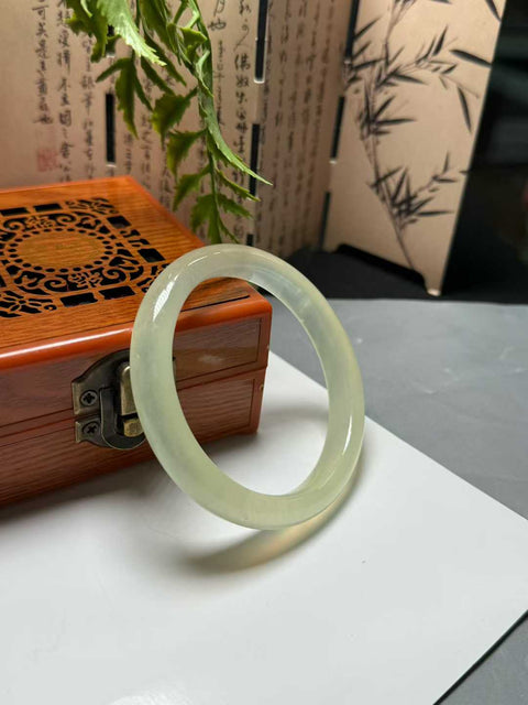 Gelang bundar tembus cahaya ini, terbuat dari giok Xiuyan, melambangkan kesempurnaan dan kepuasan. Ukuran perkiraan: 59,3 mm. Semua batu terbentuk secara alami. Biaya pengiriman dan pajak sudah termasuk.
