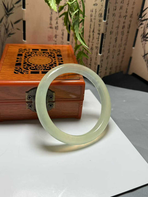Gelang bundar tembus cahaya ini, terbuat dari giok Xiuyan, melambangkan kesempurnaan dan kepuasan. Ukuran perkiraan: 59,3 mm. Semua batu terbentuk secara alami. Biaya pengiriman dan pajak sudah termasuk.