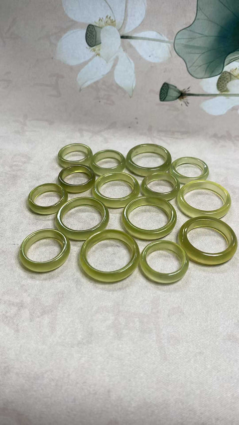 Cincin: Cincin giok Xiuyan dan emas yang indah, tembus pandang yang sangat baik, diameter dalam: [tidak ditentukan], ukuran mulai dari 16 hingga 24, termasuk ongkos kirim dan pajak.