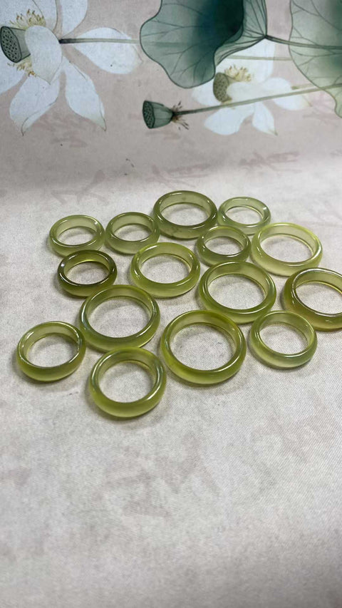Cincin: Cincin giok Xiuyan dan emas yang indah, tembus pandang yang sangat baik, diameter dalam: [tidak ditentukan], ukuran mulai dari 16 hingga 24, termasuk ongkos kirim dan pajak.