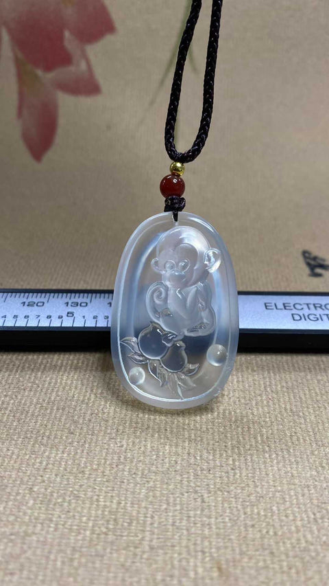 Monyet (Zodiak Cina): Liontin giok Xiuyan yang indah, sedingin dan tembus cahaya, jernih dan berkilau, dimensi: 39 x 26 mm, termasuk ongkos kirim dan pajak.