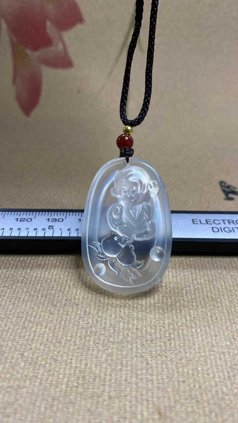 Monyet (Zodiak Cina): Liontin giok Xiuyan yang indah, sedingin dan tembus cahaya, jernih dan berkilau, dimensi: 39 x 26 mm, termasuk ongkos kirim dan pajak.