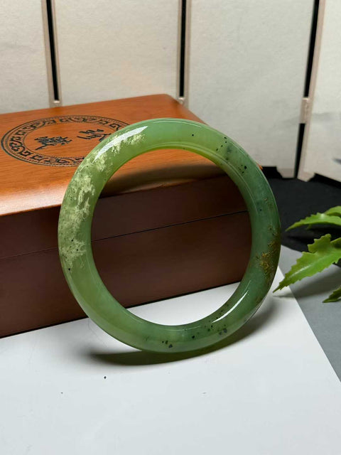 Gelang giok Xiuyan alami berbentuk bunga "Gelang Perdamaian" berukuran sekitar 60×10×10mm. Semua batu terbentuk secara alami. Harga sudah termasuk ongkos kirim dan pajak.