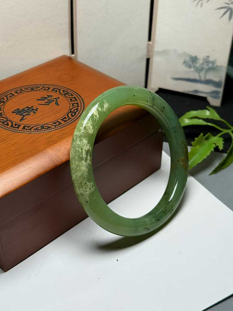 Gelang giok Xiuyan alami berbentuk bunga "Gelang Perdamaian" berukuran sekitar 60×10×10mm. Semua batu terbentuk secara alami. Harga sudah termasuk ongkos kirim dan pajak.