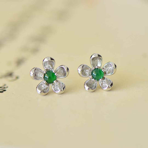 Anting-anting zirkon berbentuk bunga lima kelopak bertatahkan batu giok cabochon 32011#925. Gioknya hangat dan lembut, dan efek pemakaiannya sangat menarik. Spesifikasi giok: 4*4 cm. Harga sudah termasuk ongkos kirim dan pajak.