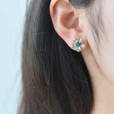 Anting-anting zirkon berbentuk bunga lima kelopak bertatahkan batu giok cabochon 32011#925. Gioknya hangat dan lembut, dan efek pemakaiannya sangat menarik. Spesifikasi giok: 4*4 cm. Harga sudah termasuk ongkos kirim dan pajak.