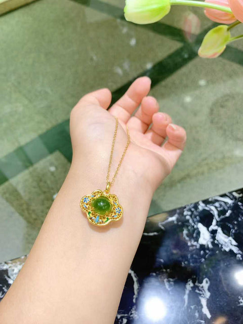 Gembok pembawa keberuntungan ini digantung dengan rantai emas. Harga sudah termasuk ongkos kirim dan pajak. Nomor barang: 202603101320