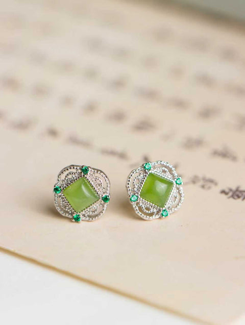 Anting-anting filigran perak dengan sentuhan oriental, kubus giok yang diletakkan di sisi telinga, sentuhan hijau yang memecah kesuraman musim panas—lambang keanggunan tradisional Tiongkok. (Termasuk ongkos kirim dan pajak)