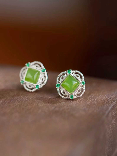 Anting-anting filigran perak dengan sentuhan oriental, kubus giok yang diletakkan di sisi telinga, sentuhan hijau yang memecah kesuraman musim panas—lambang keanggunan tradisional Tiongkok. (Termasuk ongkos kirim dan pajak)