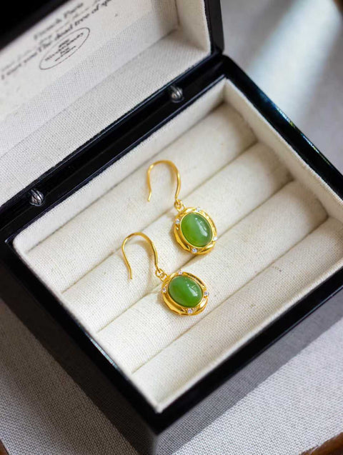 "Anting Giok Bertatahkan Emas" - Tepi berlapis emas yang membungkus keindahan halus giok Hetian, termasuk ongkos kirim dan pajak.