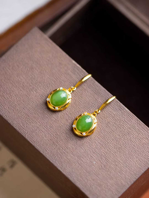 "Anting Giok Bertatahkan Emas" - Tepi berlapis emas yang membungkus keindahan halus giok Hetian, termasuk ongkos kirim dan pajak.