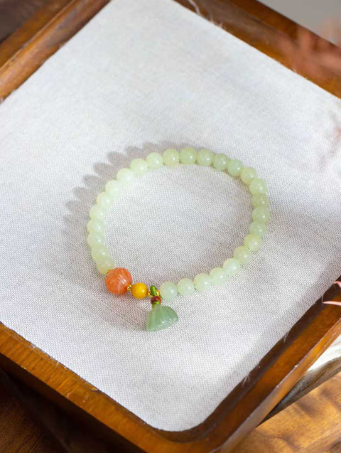 Tekstur halus giok Hetian diselimuti warna kuning hangat bunga lotus. Harga gelang sudah termasuk ongkos kirim dan pajak.