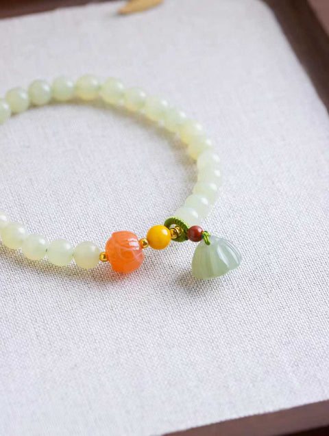 Tekstur halus giok Hetian diselimuti warna kuning hangat bunga lotus. Harga gelang sudah termasuk ongkos kirim dan pajak.