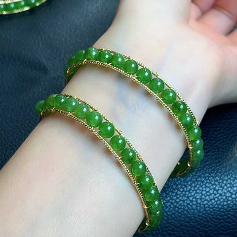 Gelang manik-manik giok Hetian: 8m; materialnya sedingin es dan sehalus batu, dengan warna yang cerah; seri berlapis emas 14K, desain baru dan modis; sebuah karya eksklusif dengan sentuhan hijau di pergelangan tangan. Pengiriman dan pajak sudah termasuk.