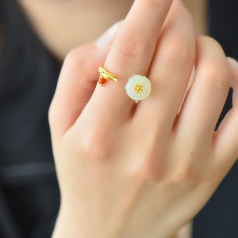 9530-6# Cincin perak sterling 925 bertatahkan giok putih Hetian bermotif teratai dan phoenix, menampilkan aksen akik dan perak polos. Pengerjaan yang sangat indah, desain sederhana namun elegan. Termasuk ongkos kirim dan pajak.