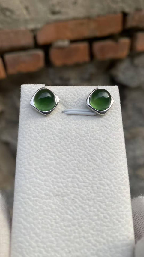 Anting-anting: Anting-anting kancing giok Xiuyan hijau yang indah, dipasang pada perak 925, ukuran: 8mm, termasuk ongkos kirim dan pajak.