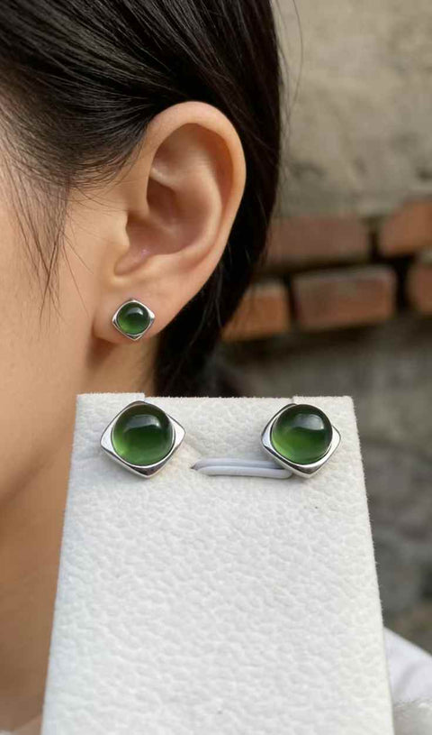 Anting-anting: Anting-anting kancing giok Xiuyan hijau yang indah, dipasang pada perak 925, ukuran: 8mm, termasuk ongkos kirim dan pajak.