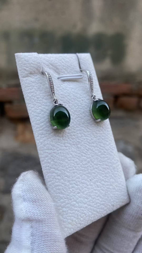 Anting-anting: Anting-anting kancing giok Xiuyan hijau penuh yang indah, dipasang pada perak 925, ukuran: 7 x 9 mm, termasuk ongkos kirim dan pajak.