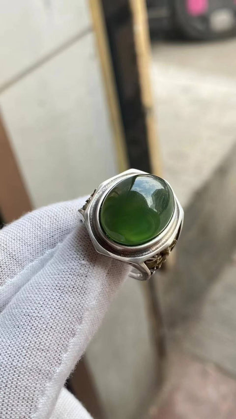 Cincin: Giok Xiuyan yang indah, warna hijau pekat—cincin, bertatahkan perak 925, ukuran dapat disesuaikan, dimensi: 20 x 15 mm, termasuk ongkos kirim dan pajak.