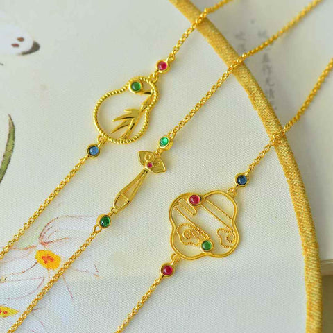 9849-2 Kalung Sweater "Keberuntungan dan Kemakmuran Selalu"; 9848-2 Kalung Sweater "Daun Semanggi Empat Kelopak Keberuntungan"; 9850-2 Kalung Sweater "Kedamaian dan Keberuntungan". Desain baru, pengiriman dan pajak sudah termasuk.