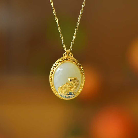 0239-2# Liontin perak sterling 925 bertatahkan giok Hetian, menampilkan ikan yang melompati gerbang naga. Gioknya hangat dan lembut, dengan desain unik dan gaya antik, menjadikannya sangat indah. Ongkos kirim dan pajak sudah termasuk.