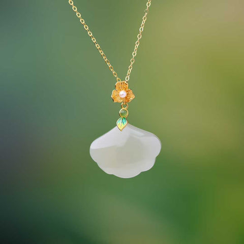 🎋🎋🎋0410Q-2# Liontin perak sterling 925 bertatahkan daun ginkgo giok Hetian (bahan Qinghai). Desain baru dan unik, pengerjaan yang indah, benar-benar luar biasa. Dimensi giok: 18*23 mm. Harga sudah termasuk ongkos kirim dan pajak.