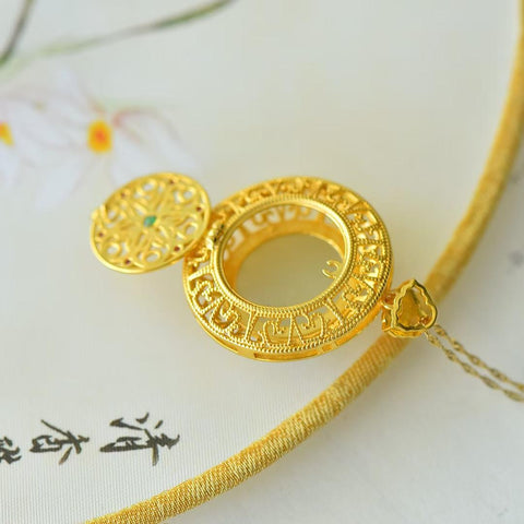 6123-2# Liontin Kotak Sachet Perak Sterling 925 Bertatahkan Giok Hetian "Bunga Mekar dan Kekayaan", menampilkan desain ukiran terbuka yang unik, pengerjaan yang indah, dan gaya klasik yang elegan. Harga sudah termasuk ongkos kirim dan pajak.