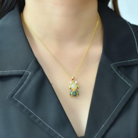 26708-6# Liontin ikan mas dari perak sterling 925 bertatahkan giok Hetian, melambangkan kelimpahan dan kemakmuran; desain sederhana, dihiasi dengan enamel, membuatnya tampak lebih hidup; sudah termasuk ongkos kirim dan pajak.