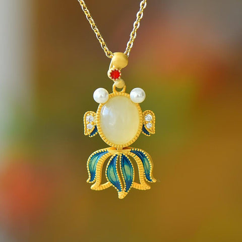 26708-6# Liontin ikan mas dari perak sterling 925 bertatahkan giok Hetian, melambangkan kelimpahan dan kemakmuran; desain sederhana, dihiasi dengan enamel, membuatnya tampak lebih hidup; sudah termasuk ongkos kirim dan pajak.