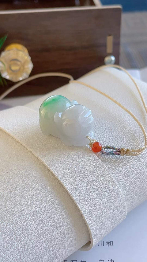 Babi keberuntungan dari giok alami, indah dan menggemaskan, material tambang kuno, dimensi 2,2 x 1,6 cm, termasuk ongkos kirim dan pajak.